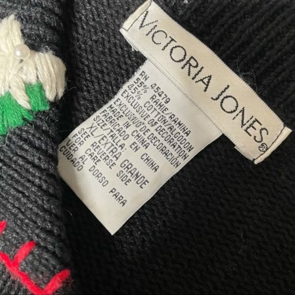 Vintage Victoria jones beaded and sequin Christmas sweater with terrified teddy - Picture 6 of 6